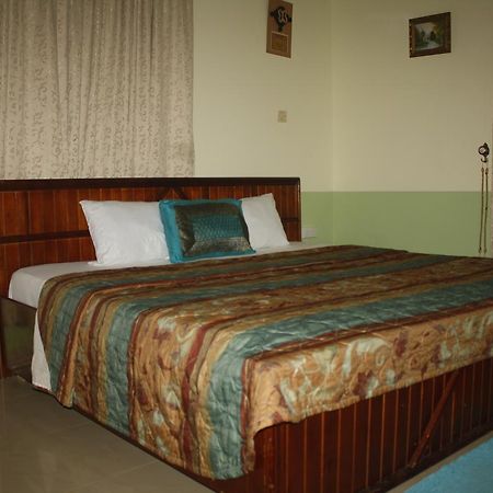 Dokua Royal Hotel Kwabenya Extérieur photo