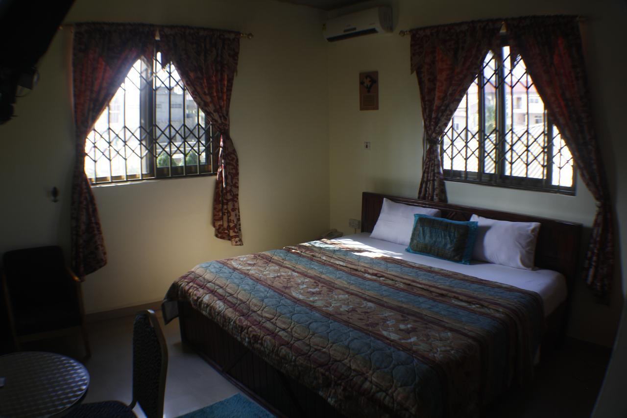 Dokua Royal Hotel Kwabenya Extérieur photo