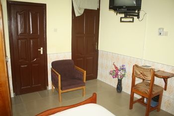 Dokua Royal Hotel Kwabenya Extérieur photo